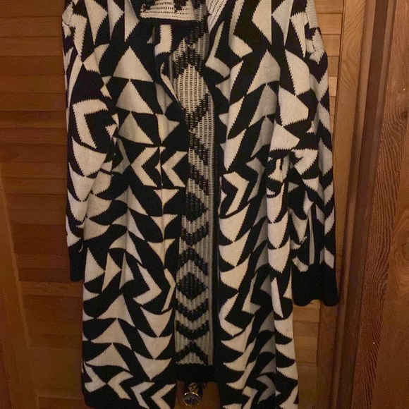 Plus Size. Super cute !! Long sweater with hood and matching earrings. - Picture 3 of 4